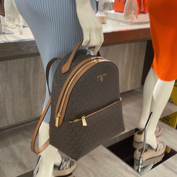 Michael Kors Womens Valerie Medium Logo Backpack 30F2G9VB2B Brown 
NWT - Picture 4 of 16